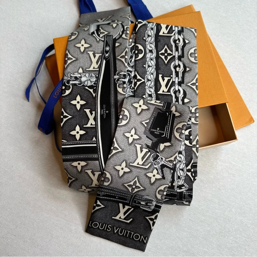 ๐๏ธ๐๏ธ LOUIS VUITTON MONOGRAM JACQUARD DENIM BANDEAU ๐ฅ๐ฅHIGHLY DESIRED SOLD OUT - Picture 1 of 9